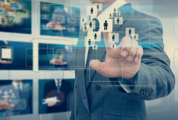 İş adamı elini uzatıyor. Doğru kişiyi seçiyor.