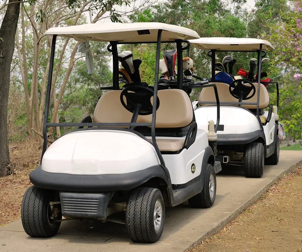 Carro de golf o coche club en el campo de golf —  Fotos de Stock