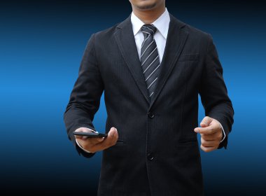 bir smartphone kullanarak iş adamı ele