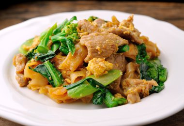 Kızarmış pirinç noodle pork ile karıştırın