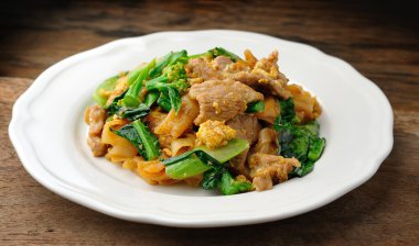 Kızarmış pirinç noodle pork ile karıştırın