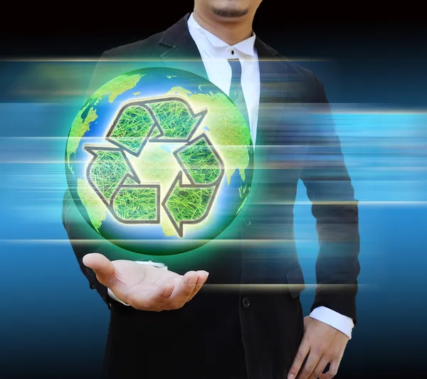 Zakenman die wereld recycle — Stockfoto