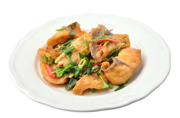 Жареная рыба с сельдереем, вкусная еда в Таиланде стиле — стоковое фото