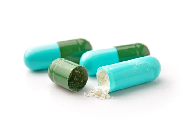 Таблетки ізольовані на білому тлі — стокове фото