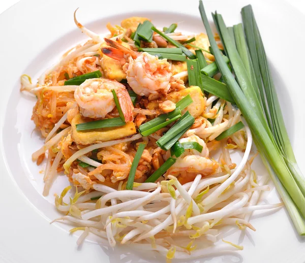 Thailändsk mat Pad thai, Stek nudlar med räkor — Stockfoto