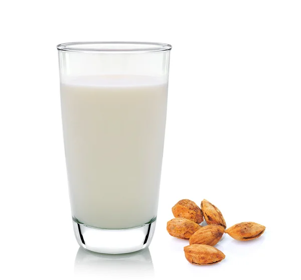 Vaso de leche y almendra aislado sobre fondo blanco — Foto de Stock