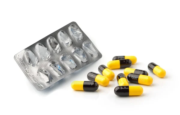 Lege pil blister en pillen capsules geïsoleerd op witte CHTERGRO — Stockfoto