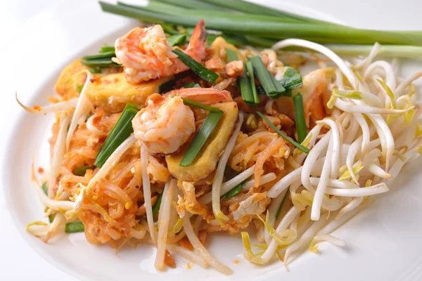 Comida tailandesa Almohadilla tailandesa, Revuelve los fideos fritos con camarones — Foto de Stock