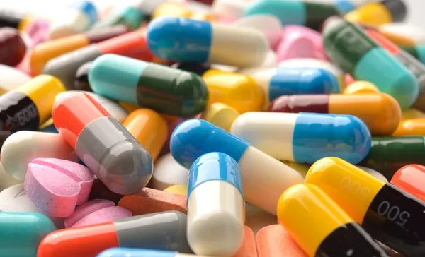 Капсулы таблетки изолированы на белом фоне — стоковое фото