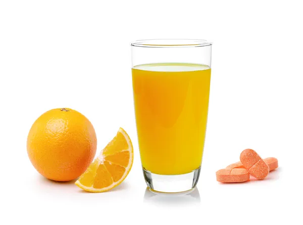 Jus d'orange in glas, oranje fruit met vitamine c tablet op whi — Stockfoto