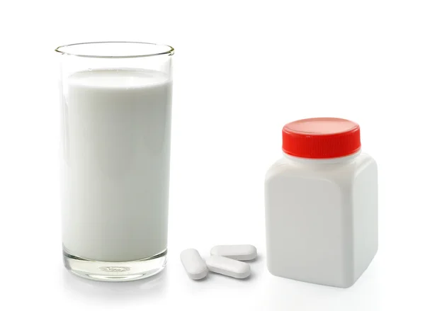 Pigułka butelkę i kieliszek mleko na białym tle — Zdjęcie stockowe