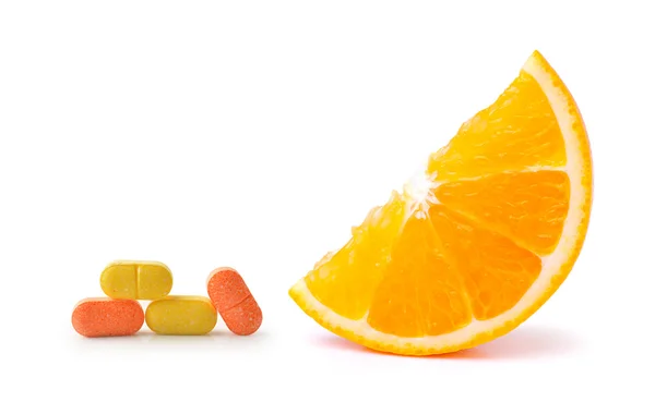 Orange frukt med c-vitamin tablett på vit bakgrund — Stockfoto