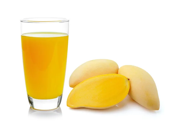 Mango sap in een glas op witte achtergrond — Stockfoto
