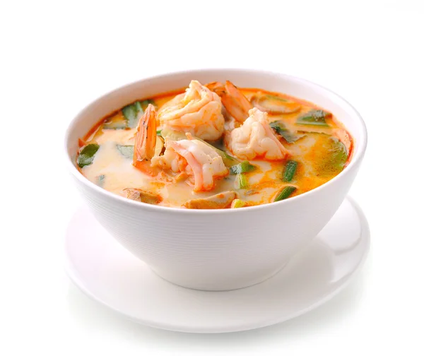 Tom Yam Kung (cocina tailandesa) aislado sobre fondo blanco — Foto de Stock