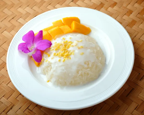 Thai dessert, Mango with sticky rice. — Stock Photo, Image