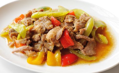 Acı biberli kızarmış domuz eti. Tayland yemeği.