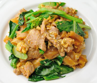 Kızarmış pirinç noodle pork ile karıştırın