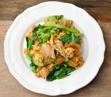 Kızarmış pirinç noodle pork ile karıştırın