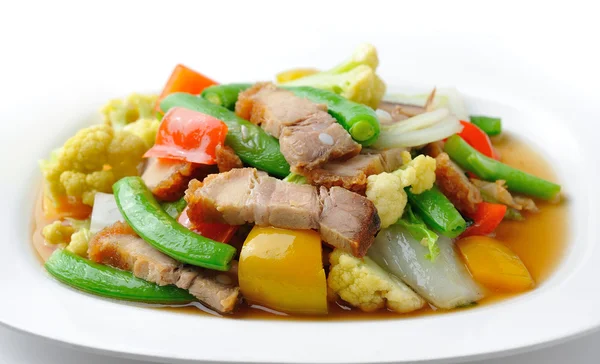 Gebratenes Gemüse auf weißem Teller umrühren (gesunde Kost)) — Stockfoto
