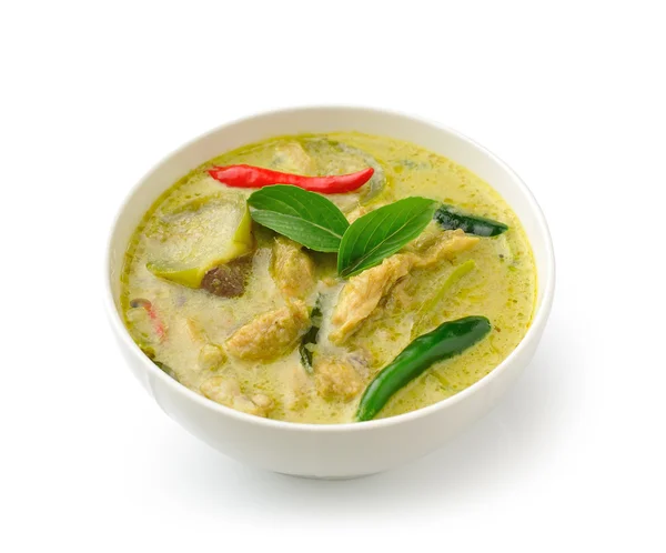 Comida tailandesa pollo al curry verde en el bolo blanco sobre fondo blanco — Foto de Stock