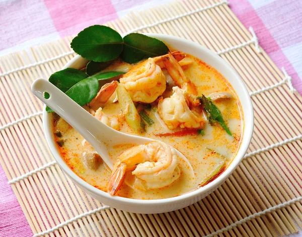 Tom yam kung suppe (thailändische küche) — Stockfoto