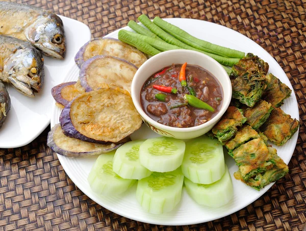 Thai food, Fried Mackerel peixe molho de pimenta e legumes fritos w — Fotografia de Stock