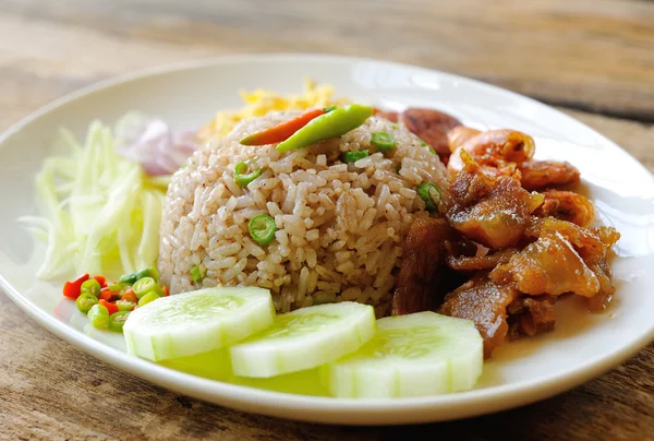 Τηγανητό ρύζι με γαρίδες επικόλληση, ταϊλανδικά στυλ τροφίμων — Φωτογραφία Αρχείου