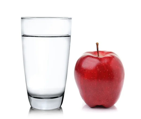 Bicchiere di acqua e mela isolato su sfondo bianco — Foto Stock