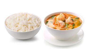 Yasemin pirinç ve tom yam kung (Tayland Mutfağı) izole beyaz b