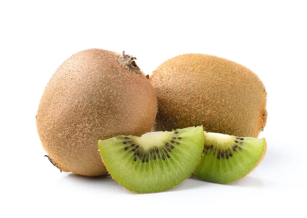 Kiwi fruits et ses segments tranchés isolés sur fond blanc — Photo