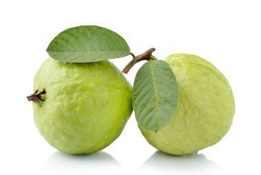 Guava meyvesi beyaz arkaplanda izole
