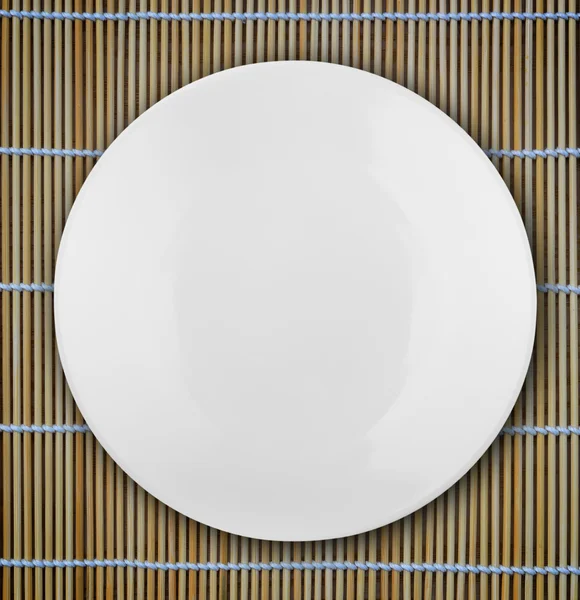 Weiße leere Schale auf einem Bambustisch — Stockfoto