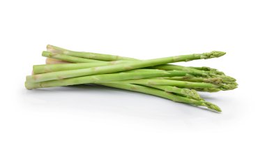 Beyaz arka planda taze yeşil kuşkonmaz