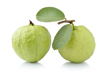 Guava meyvesi beyaz arkaplanda izole