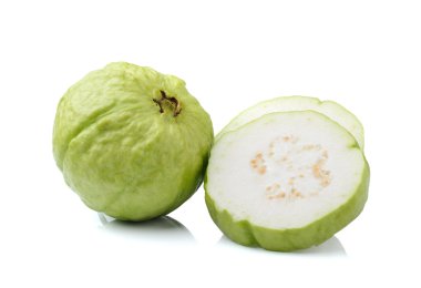 Guava meyvesi beyaz arkaplanda izole