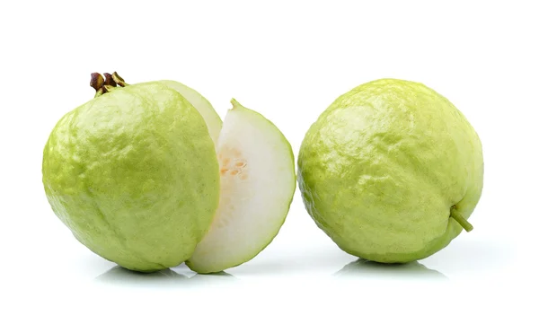 Guava fruit geïsoleerd op witte achtergrond — Stockfoto