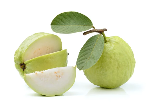 Kvajávové ovoce izolované na bílém pozadí — Stock fotografie
