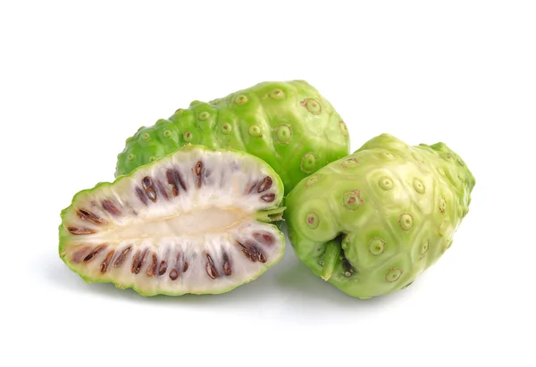 Fruta exótica Noni em branco — Fotografia de Stock