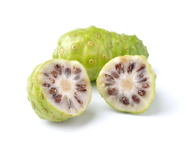 Fruta exótica - Noni sobre fondo blanco —  Fotos de Stock