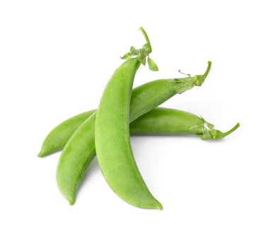 Beyaz arkaplanda taze yeşil bezelyeler.