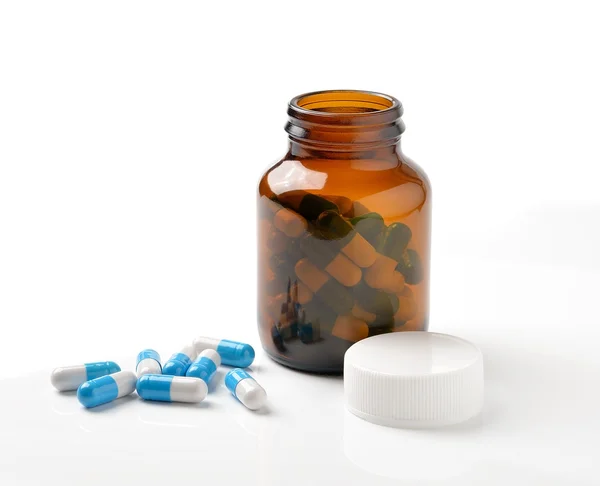 Tabletki z butelki na białym tle — Zdjęcie stockowe