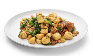 Kızarmış pirinç noodle tofu ile karıştırın