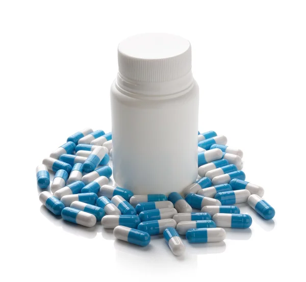 Tabletki z butelki na białym tle — Zdjęcie stockowe