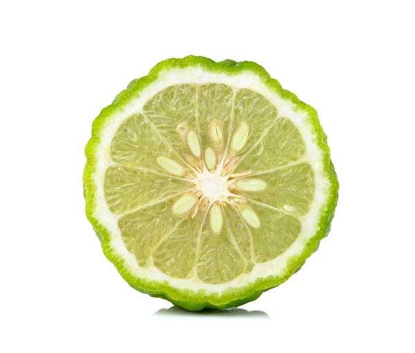 Fatia de limão Kaffir isolada sobre fundo branco — Fotografia de Stock