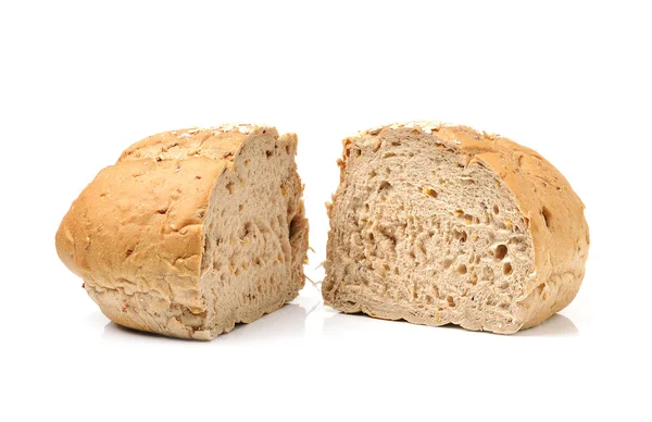 Volkoren brood geïsoleerd op witte achtergrond — Stockfoto