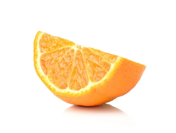 Meia fruta laranja sobre fundo branco, fresca e suculenta — Fotografia de Stock