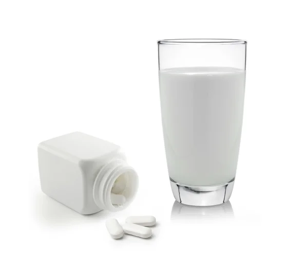 Pil fles en glas melk geïsoleerd op witte achtergrond — Stockfoto