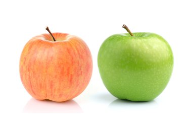  elma beyaz arkaplanda izole edildi