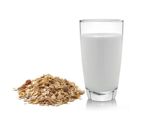 Haufen Müsli und frische Milch im Glas isoliert auf weißem Bac — Stockfoto