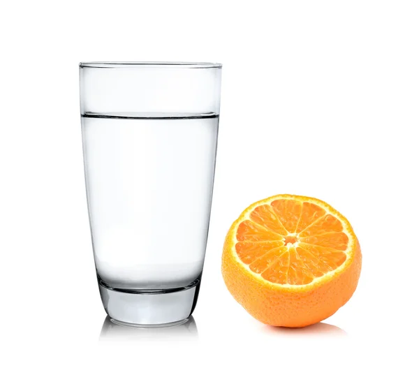 Vaso de agua y fruta media naranja sobre fondo blanco, fresco —  Fotos de Stock